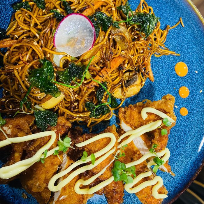 Crispy fried chicken and Stir-fried noodles served at Who’s Café 